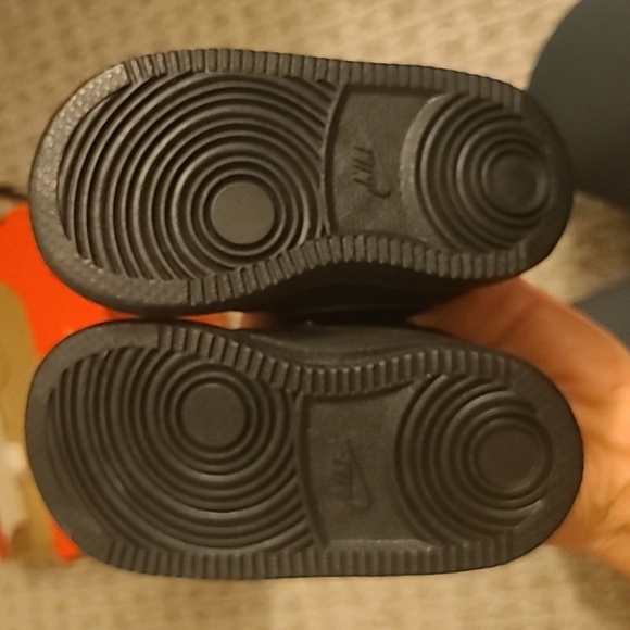 Nike Infant/Toddler 4c Black Sneakers - Picture 2 of 4